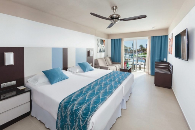 RIU Costa del Sol - veľká dvojlôžková izba s bočným výhľadom na more